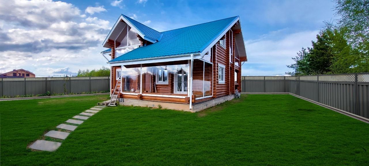 Мягкие окна на веранде загородного дома в Твери